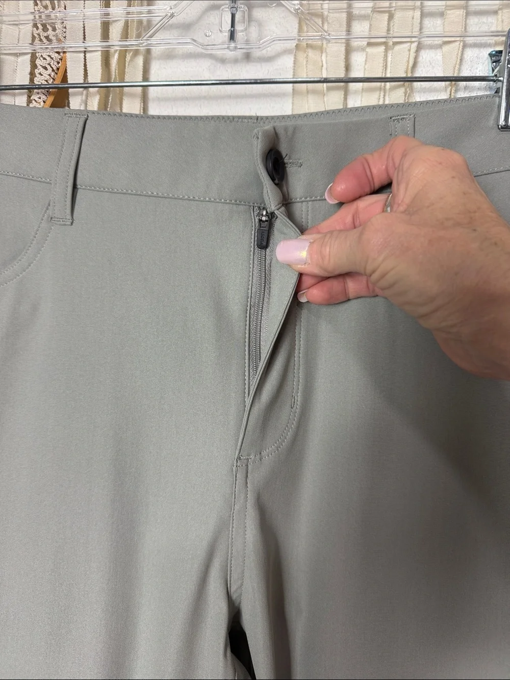 Men’s Vuori NWOT Meta Pant in Light Grey size 33